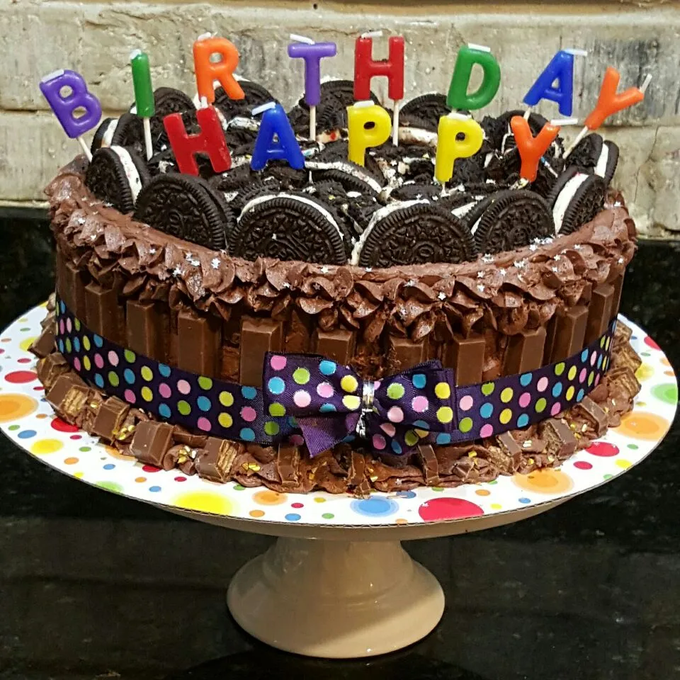 Double layer yellow cake with chocolate frosting.|ro miさん