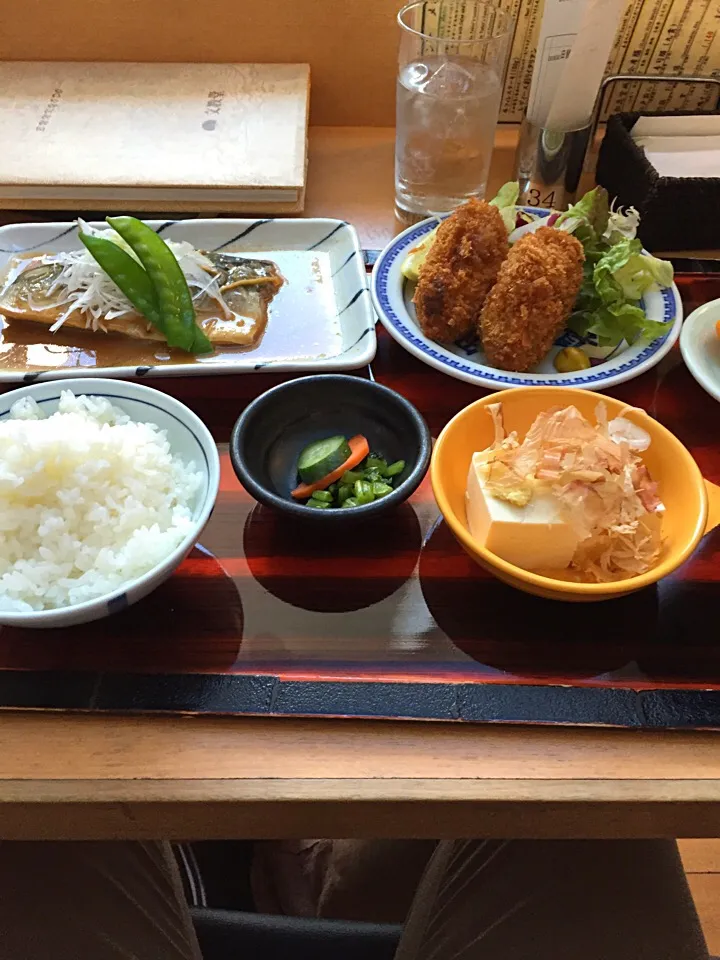 サバ味噌煮　広島産カキフライ　冷奴　味噌汁|山内博之さん