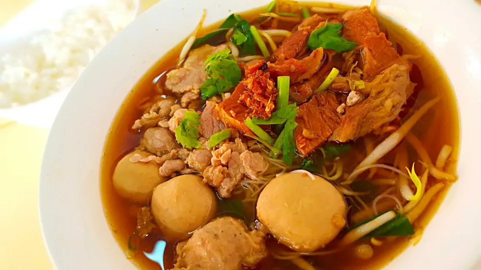 "ก๋วยเตี๋ยวเนื้อตุ๋น" 🐮
(Braised beef noodles)
เนื้อตุ๋นนุ่มๆ หอมๆ มาแว้วจร้า...😋|🙋🍗..Papa Naughty..🍳🙎さん