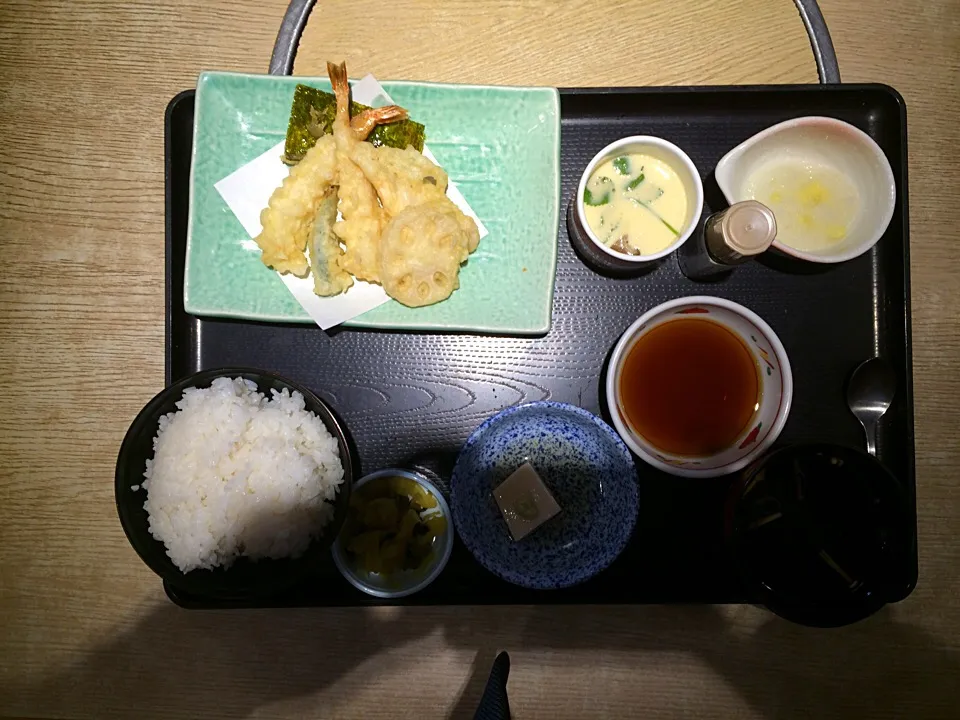 Snapdishの料理写真:天ぷら盛り合わせ定食|ばーさんさん