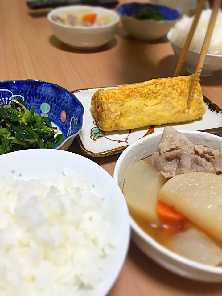 昆布とカツオのお出汁で似たしみしみ大根と豚バラの煮物とほうれん草の胡麻和え、何故か三角に焼けただし巻き卵|にゃんべるさん