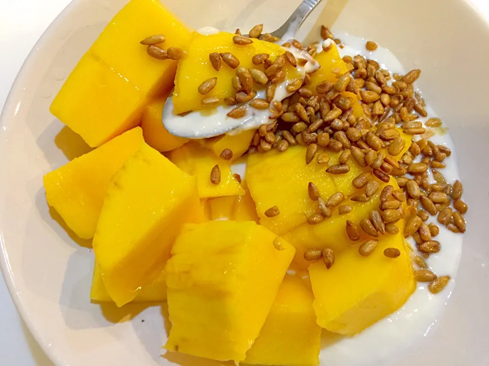 Mango Yogurt with Sun Flower Seed|Passawan Hoontrakoonさん