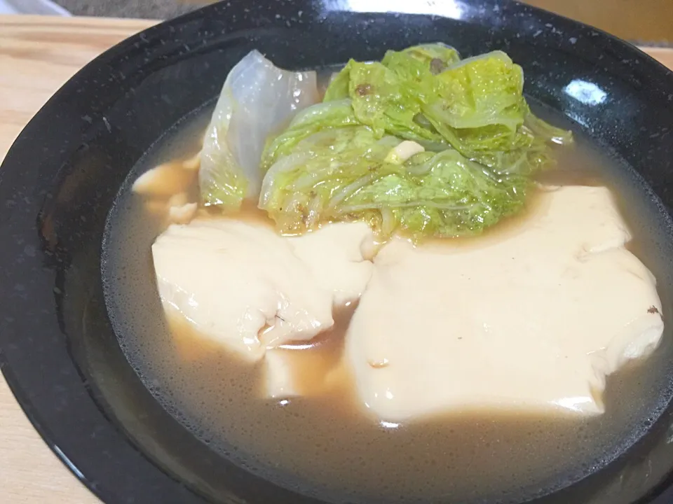 鴨出汁の湯豆腐  鴨蕎麦の出汁が余ったので白だしで割って白菜と絹ごしどうふを煮込みました。|さくたろうさん