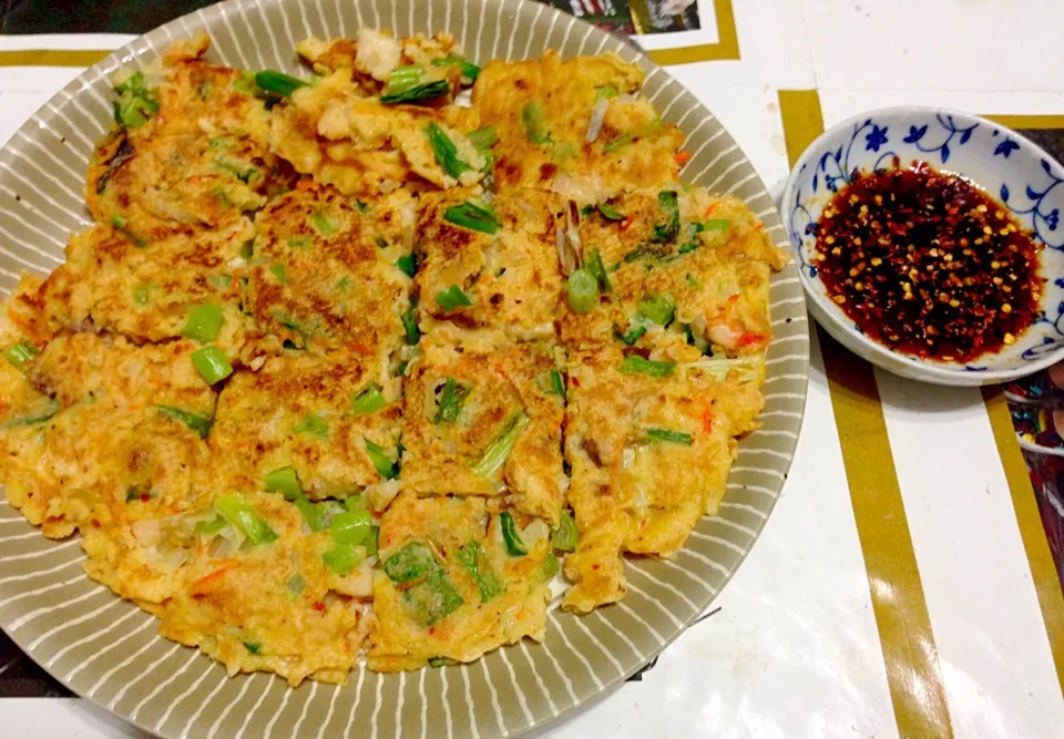 Pajeon/Korean seafood and veggies pancake (batter, bits of shrimp, pork, scallions, kimchi, carrot, green beans and onions)|Emmaさん