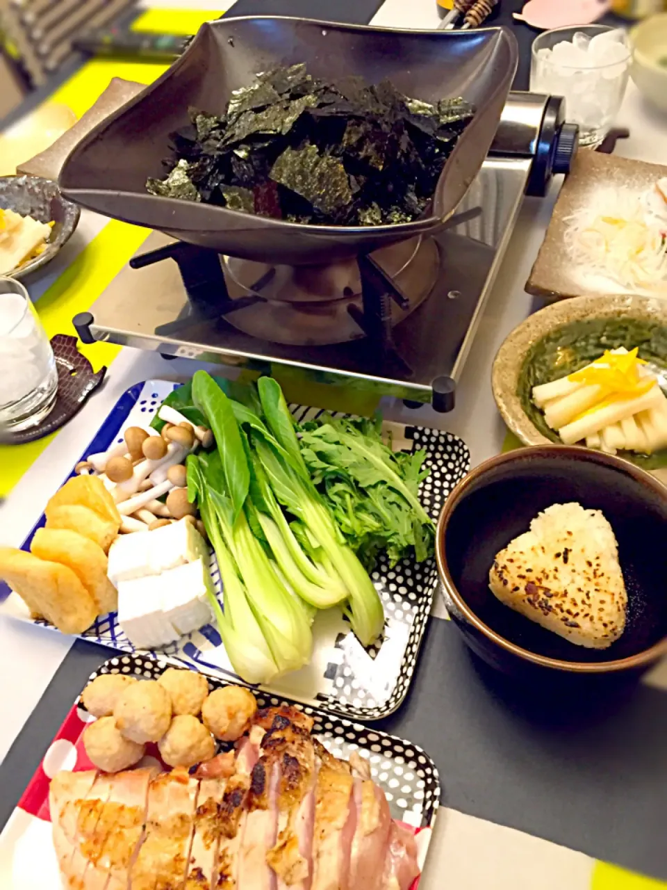 今宵は、大量に貰った味付け海苔を消費すべく海苔鍋で人体実験してみましたわ。海苔の溶けたダシは、まさに闇鍋🎌中身が何か全然判りませんでしたわ💦|にゃあ（芸名）さん