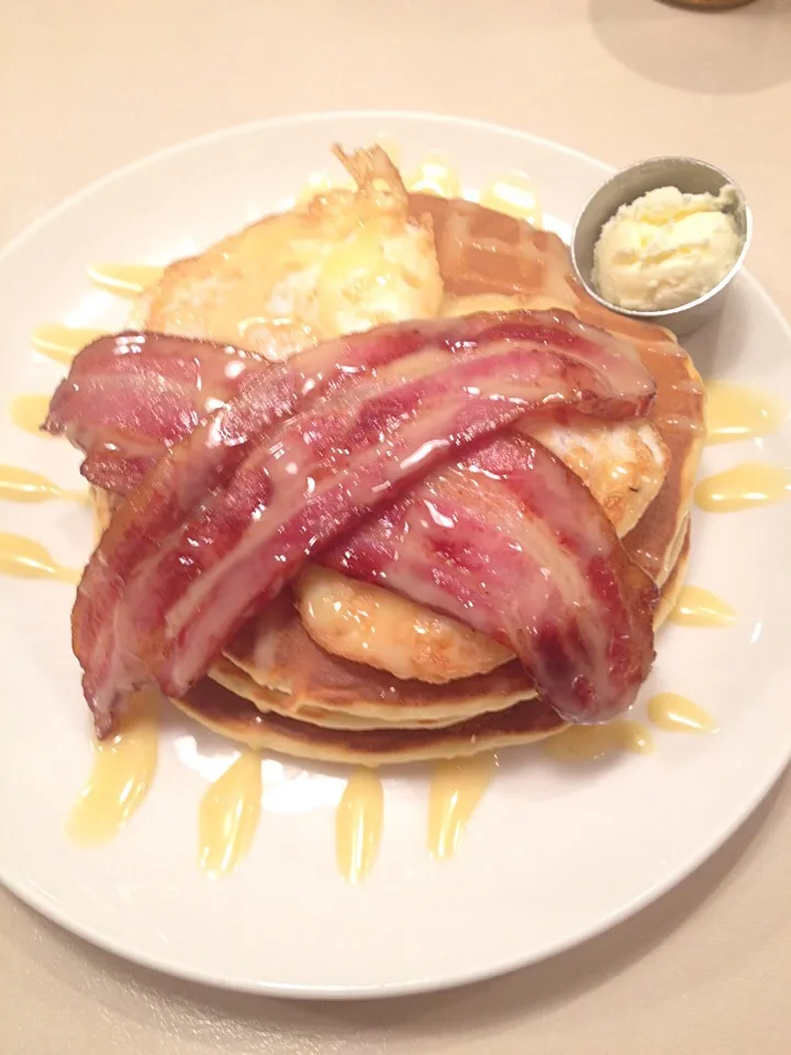 Pancakes with fried eggs and bacon from Slappy Cakes|Sara Albersさん