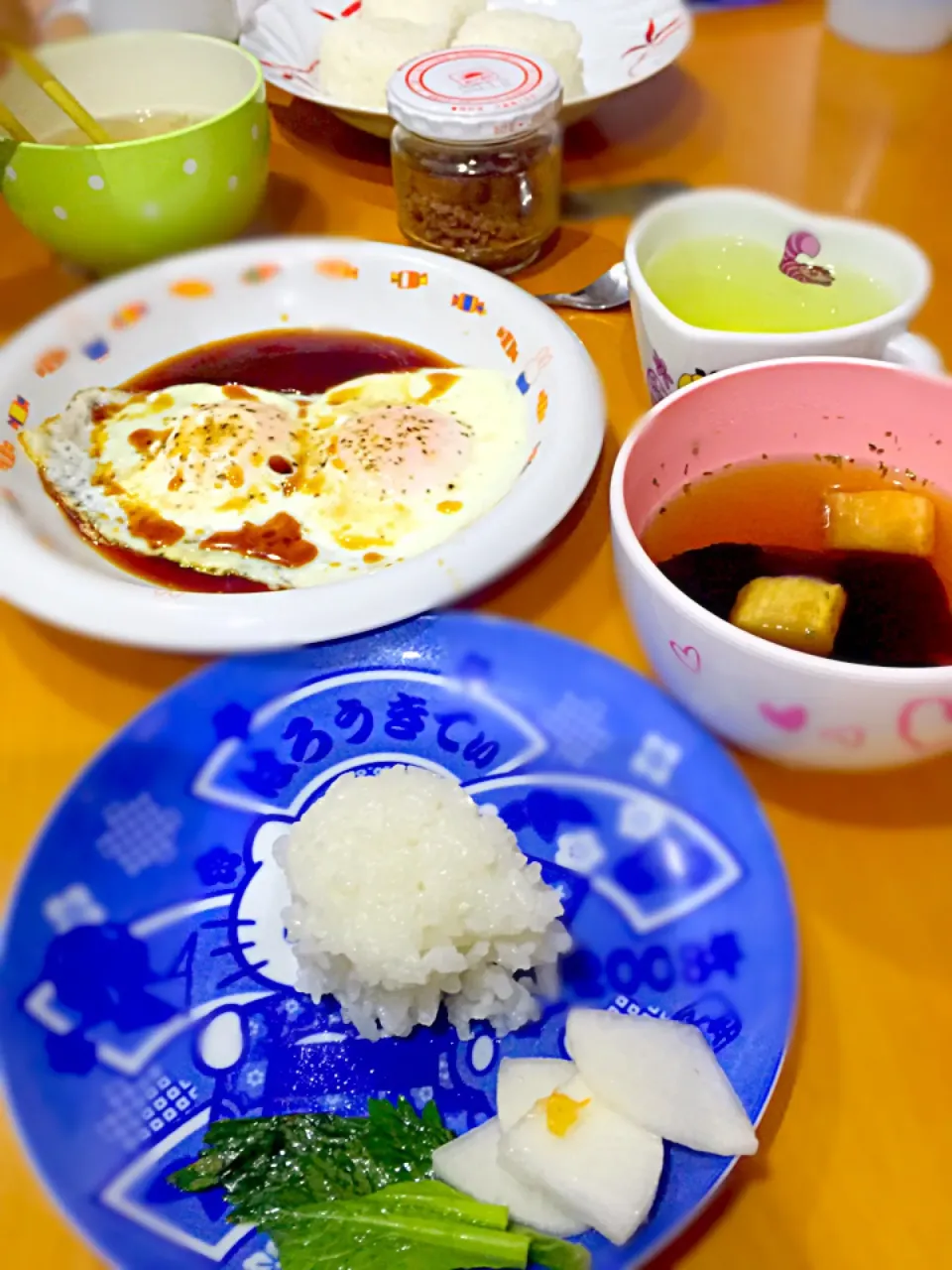 おむすび  目玉焼き  わかめとお麩のお吸い物   鶏そぼろ  セロリ小松菜大根の柿の漬物🍙🍳|ch＊K*∀o(^^*)♪さん