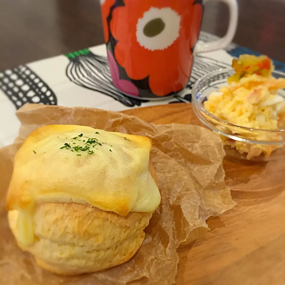 今日の朝ごはん〜スコーンチーズのせ|satominさん