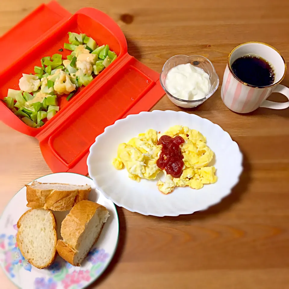 Snapdishの料理写真:1／23の朝食

スクランブルエッグ
温野菜サラダ（ブロッコリーは芯のみ^^;）
バケット
ヨーグルト
コーヒー|Shirokoさん