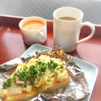 １人ぼっちの朝ごパン。チーズフォカッチャにチーズと筍とマヨネーズと黒胡椒と分葱で焼いただけ(´=ω=`)