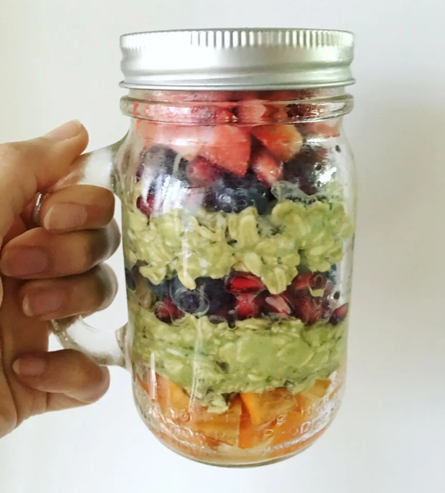 Breakfast in a jar - matcha overnight oats with fresh fruits|coxiella24さん