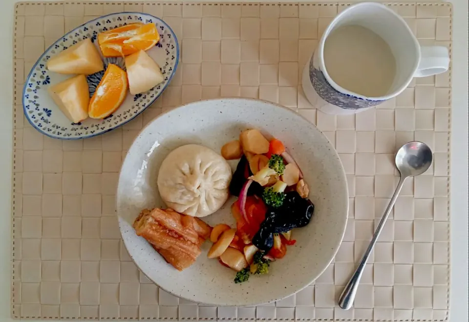 Breakfast: chinses buns, chinese fried stick, vegetable salad, orange and apple, soymilk.|Liciaさん