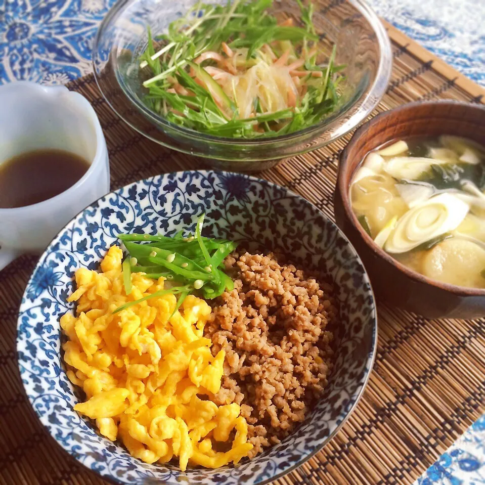 三色そぼろ丼と春雨サラダで遅めの朝ごはん|shizuhoさん