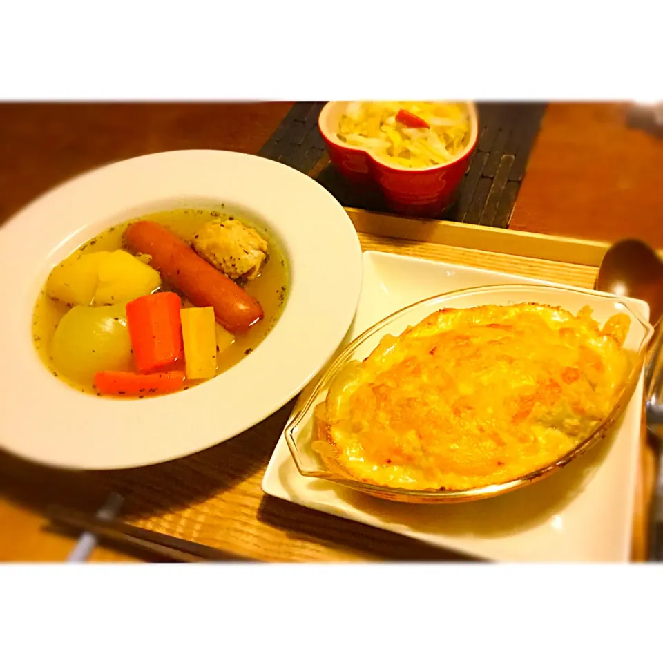 昨日の晩ご飯   🍴岡山寄島産の牡蠣グラタン 🍴鶏とソーセージのポトフ 🍴白菜の浅漬け 寄島の牡蠣は火を通しても水が出ないし、縮まないのでグラタンにしてもバッチリ存在感有り有り😋  ホワイトソースはバターで玉ねぎを炒めた所で、小麦粉を振り入れ、さらに炒めた所で牛乳を入れて伸ばすと、ダマにならずに簡単です。|frannyさん