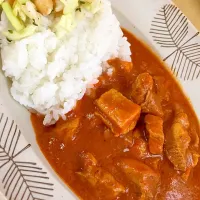 Snapdishの料理写真:ポークごろごろトマトカレー  と  ひよこ豆とキャベツのサラダ|でおでおさん