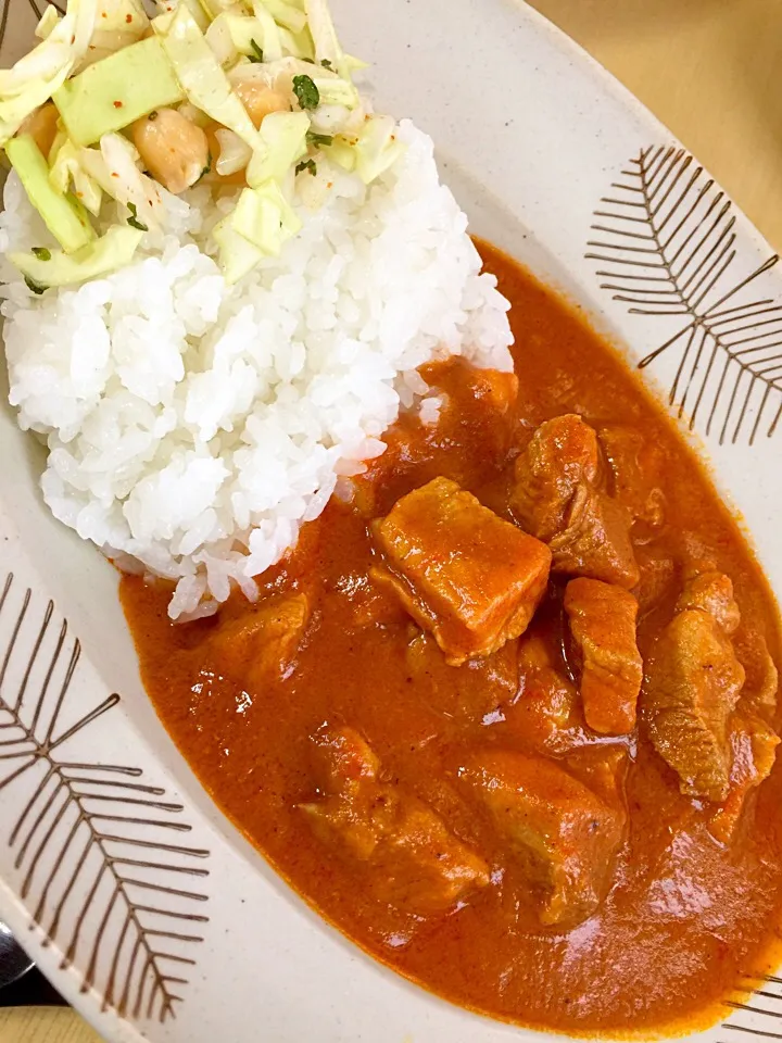 ポークごろごろトマトカレー  と  ひよこ豆とキャベツのサラダ|でおでおさん