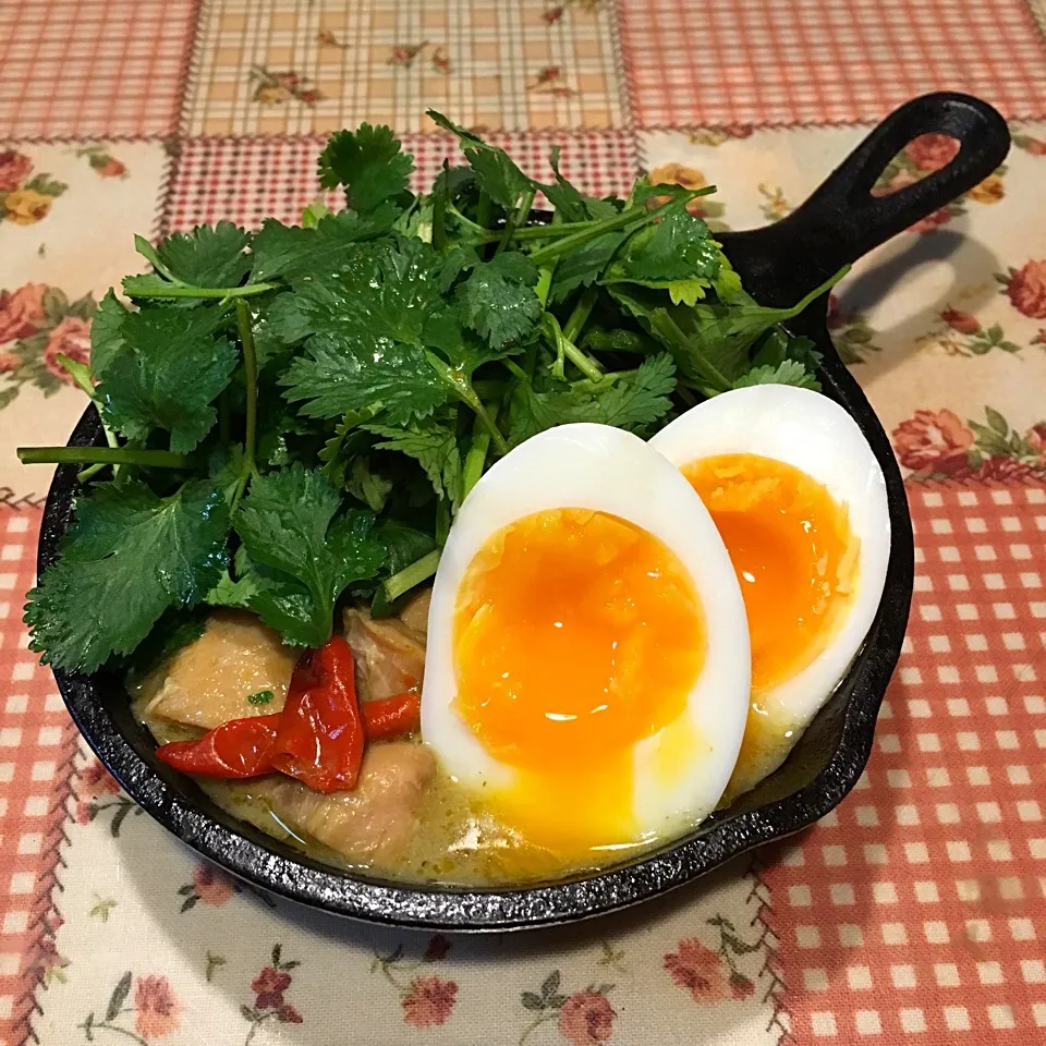 グリーンカレー🍛トッピングパクチー&半熟たまご😋💕|＊ゆみしぼり＊さん