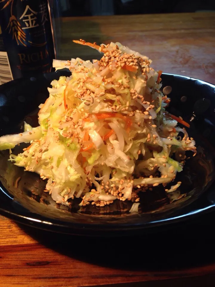 塩もみ千切り野菜 炒りごまと胡麻油をふりかけ食べるのにハマってます💕 野菜たっぷり〜|ちなみんさん