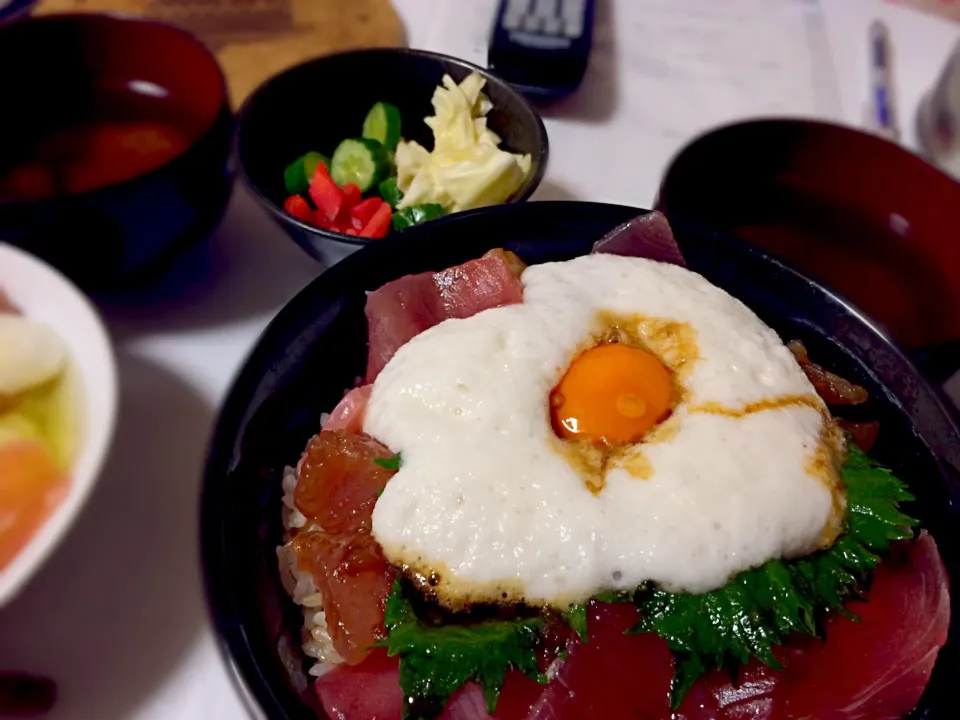 マグロのやまかけ丼！
いまぬか床飼ってて、最近ぬか漬けの味がすごーく良くなってきて幸せ！煮干しいれてから美味しい。|Moemi Saさん