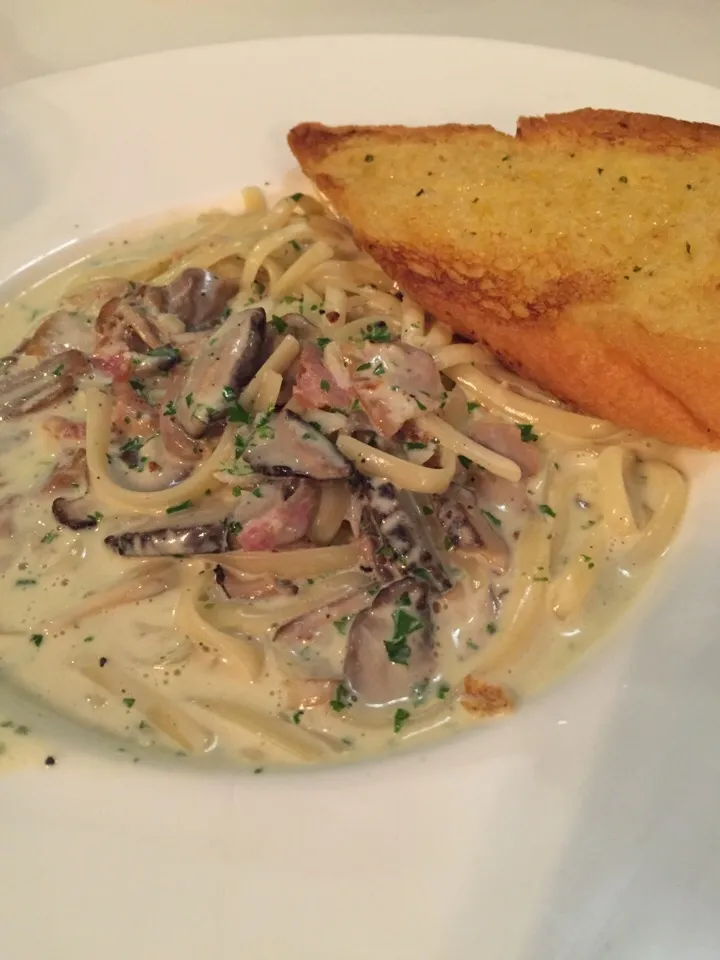 Spaghetti carbonara with mushrooms|Darren Loさん