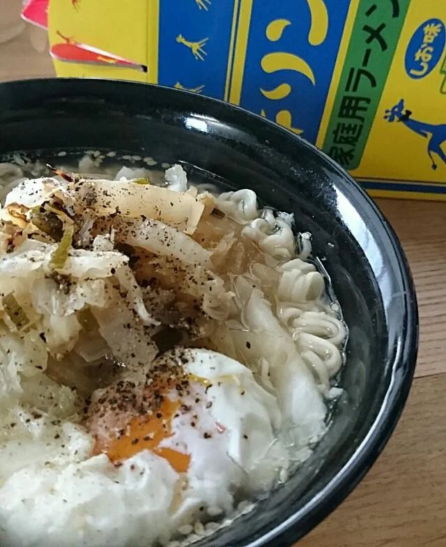 キリンラーメン塩味。柑橘好きな自分のために。具をレモン味に。玉子はあった方がよいです。白菜と刻んだ昆布を蒸します。レモン汁好きなぐらいかけてなじませておく。ラーメンを表示通りに作って、具をのせて、粗びきこしょう多め。味噌ラーメンに柚子絞って入れたり、よくやります。酸っぱい系。|のーなさん