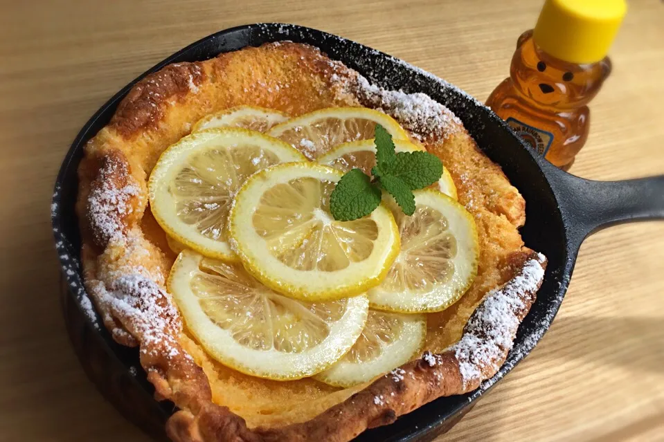 くららさんの料理 ドイツ風パンケーキ ダッチベイビー🇩🇪 ハニーレモン編🍋🐝|ぷにさんさん