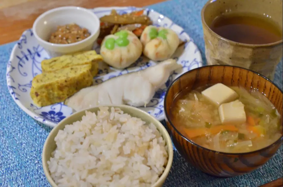 Snapdishの料理写真:和定食(焼きタラ、枝豆入りポテトサラダ、きんぴらゴボウ、納豆、だし巻き玉子、味噌汁、玄米ご飯)|マカロンさん