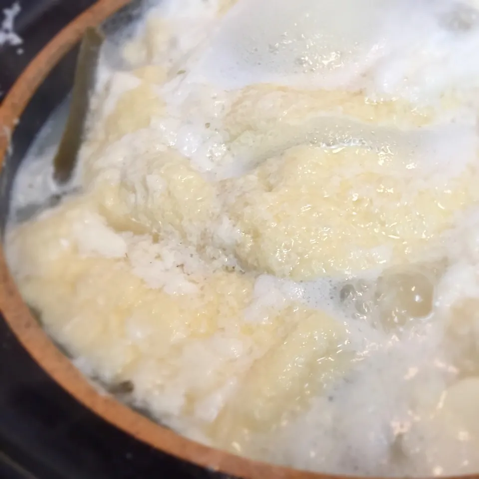 トロトロ湯豆腐。重曹を少し入れると豆腐も油揚げもとろけます。|tesasakiさん