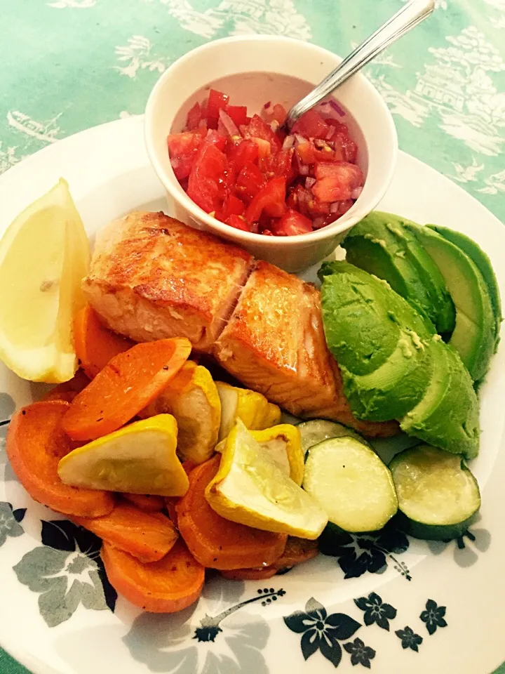 Pan fried salmon with roasted veg and tomato salsa|casey morganさん