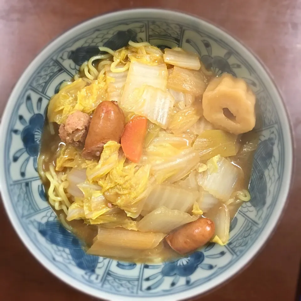 Snapdishの料理写真:Miso Hot Pot leftover with ramen noodles 味噌鍋の残りを味噌ラーメン風にアレンジ。〆は麺派ですか？ それとも雑炊派ですか？|Mama Kathi Dinerさん