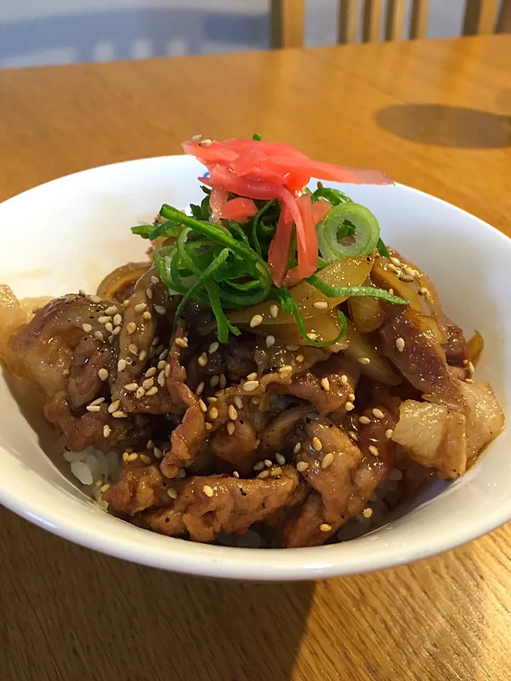 キヨシュンさんの料理 危険！ご飯が進みすぎる豚丼🐷|まつださんさん