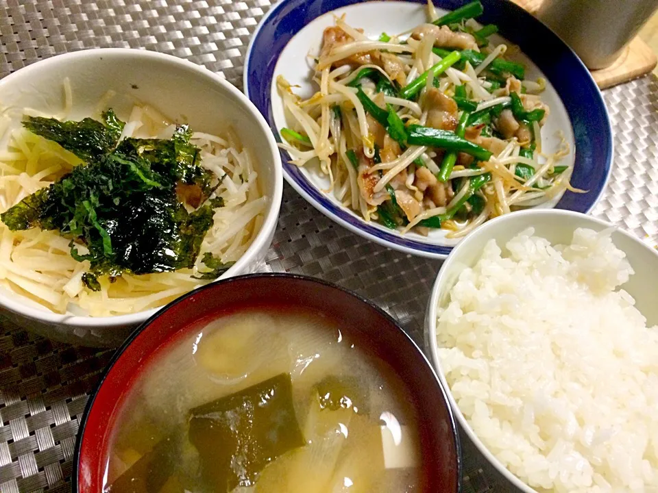 今日の晩御飯

☆豚バラ ニラもやし炒め
☆大根サラダ
☆ご飯
☆お味噌汁

メインとサラダの食感がパリパリ系な事に食べて気付いた(笑)|えりえいたさん