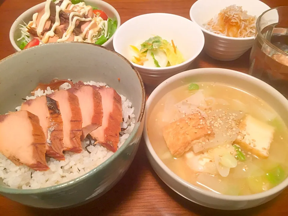 柚子かつお乗せ豆ひじきご飯＊かつおサラダ＊大根と厚揚げの味噌汁＊しらすおろし(^O^)|basilさん