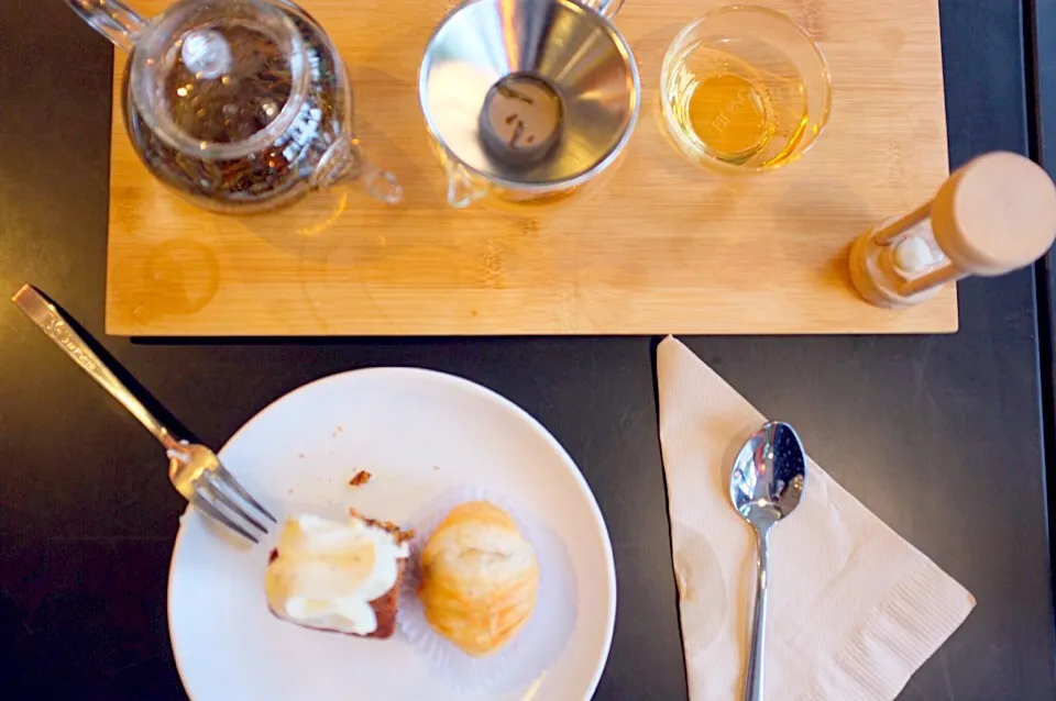 Carrot cake and red bean bun with tea set|PhUnGさん