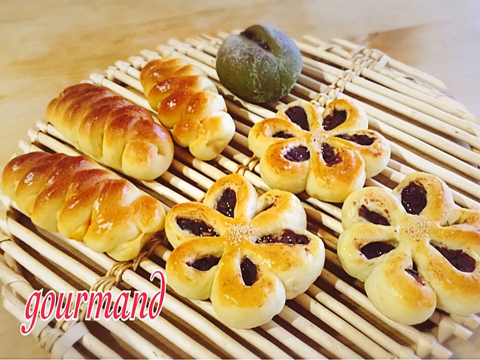 あんぱん、ウインナーロール、抹茶とチョコチップのプチフランス🍞|プーティさん