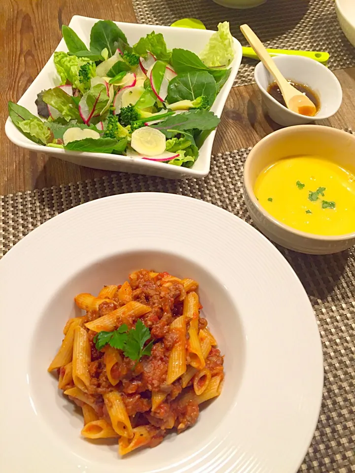 日曜日のパスタ❤️定番ミートソースペンネ🍝ケールとベビーリーフのサラダ🍃豆乳コーンスープ🌽|まみりんごさん