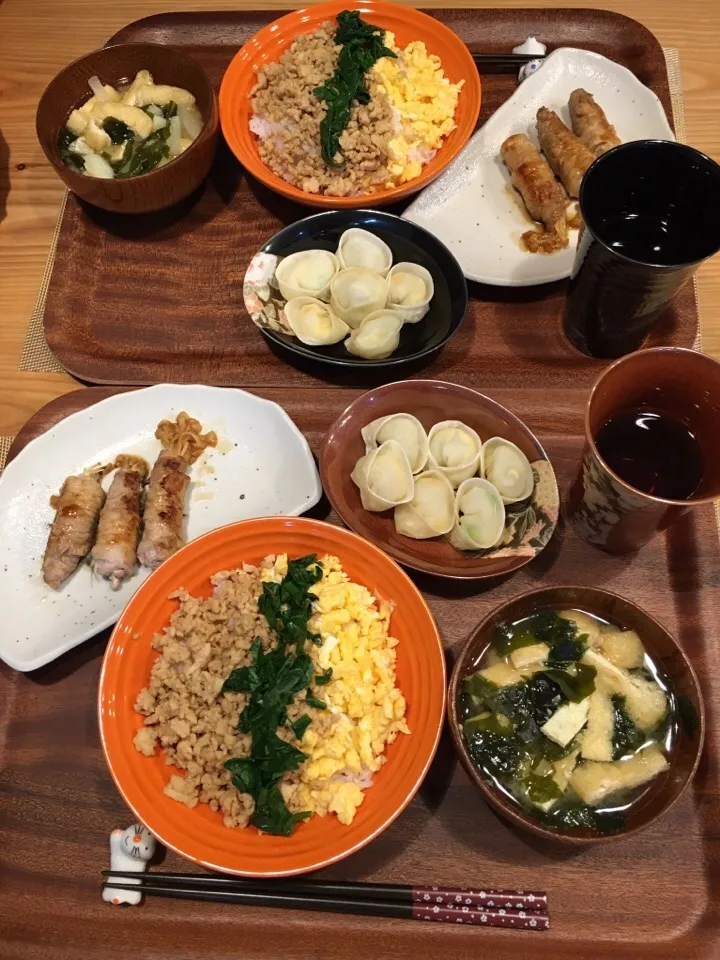 Snapdishの料理写真:そぼろご飯🍚
家事えもんの余ったポテトサラダでポテ餃子
えのき豚肉巻き
味噌汁|あっきーよさん