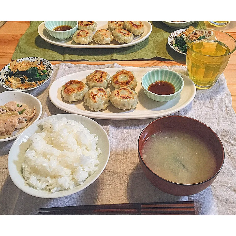 Snapdishの料理写真:・ニラ饅頭
・しじみ汁
・ほうれん草のおひたし|CHAAAKIさん