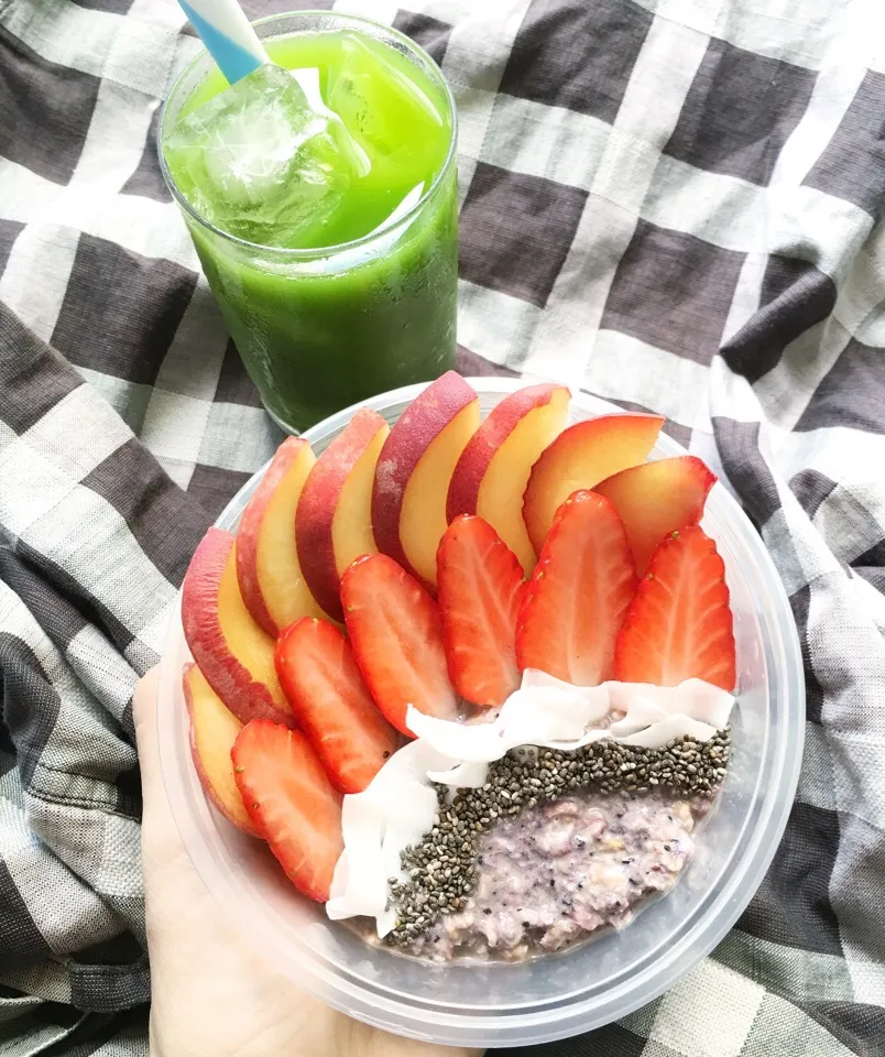 Snapdishの料理写真:Blueberry overnight oats with fresh strawberries, peaches, chia seeds and coconut flakes. Iced matcha.|coxiella24さん