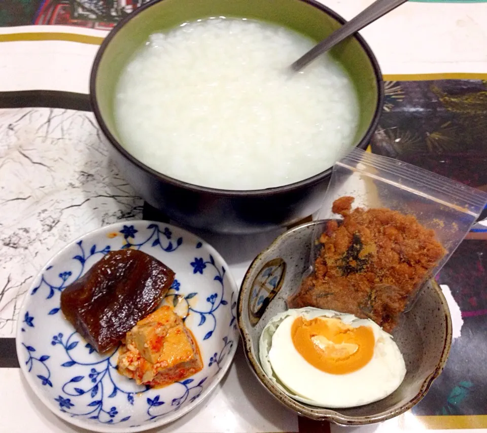 Congee with salted duck eggs, pork floss, pickled "melon" and fermented bean curd|Emmaさん