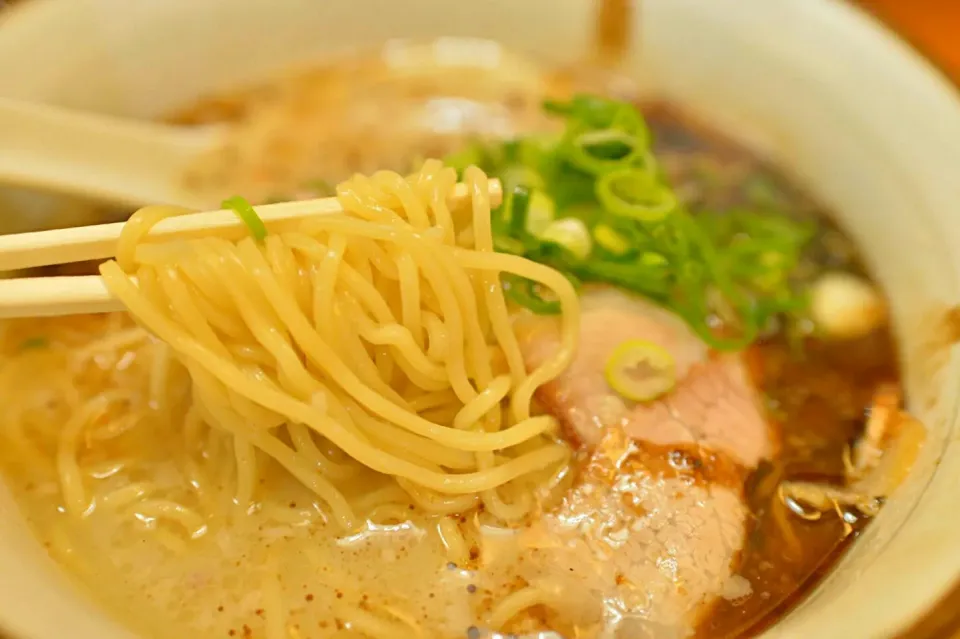 大阪ラーメン、あらうま亭の、たまゆラーメン♪
あっさり豚骨とモチモチ麺がうま～(*´ω｀*)|深夜特急fさん