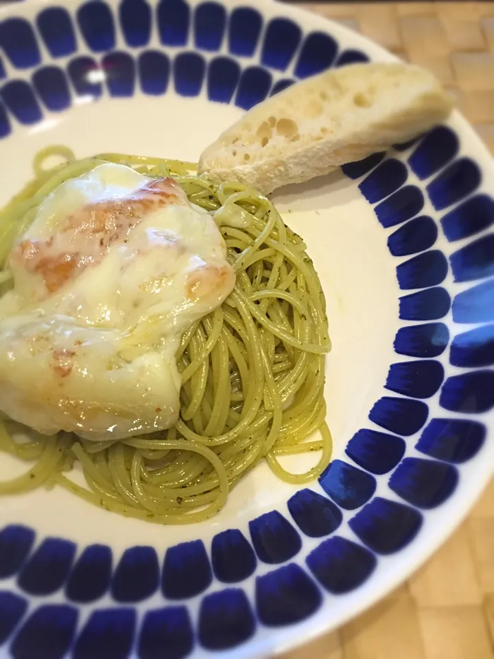 Snapdishの料理写真:バジルスパゲティ 焼きカチョカバロのっけ|けいこさん