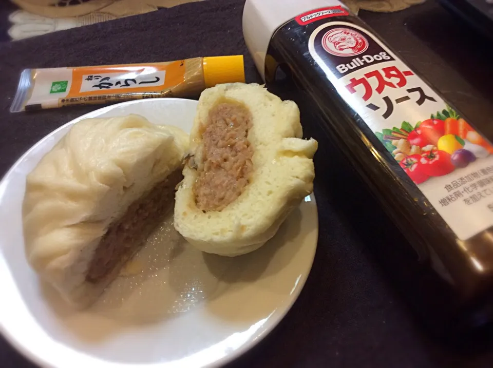 Snapdishの料理写真:美味しいんだよな〜肉まんにウスターソース😋|アライさんさん