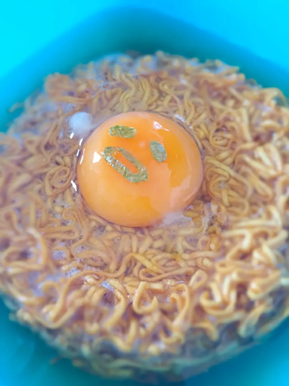 Snapdishの料理写真:チキンラーメンにグテ〜とぐてたま♡|RIRUKAさん