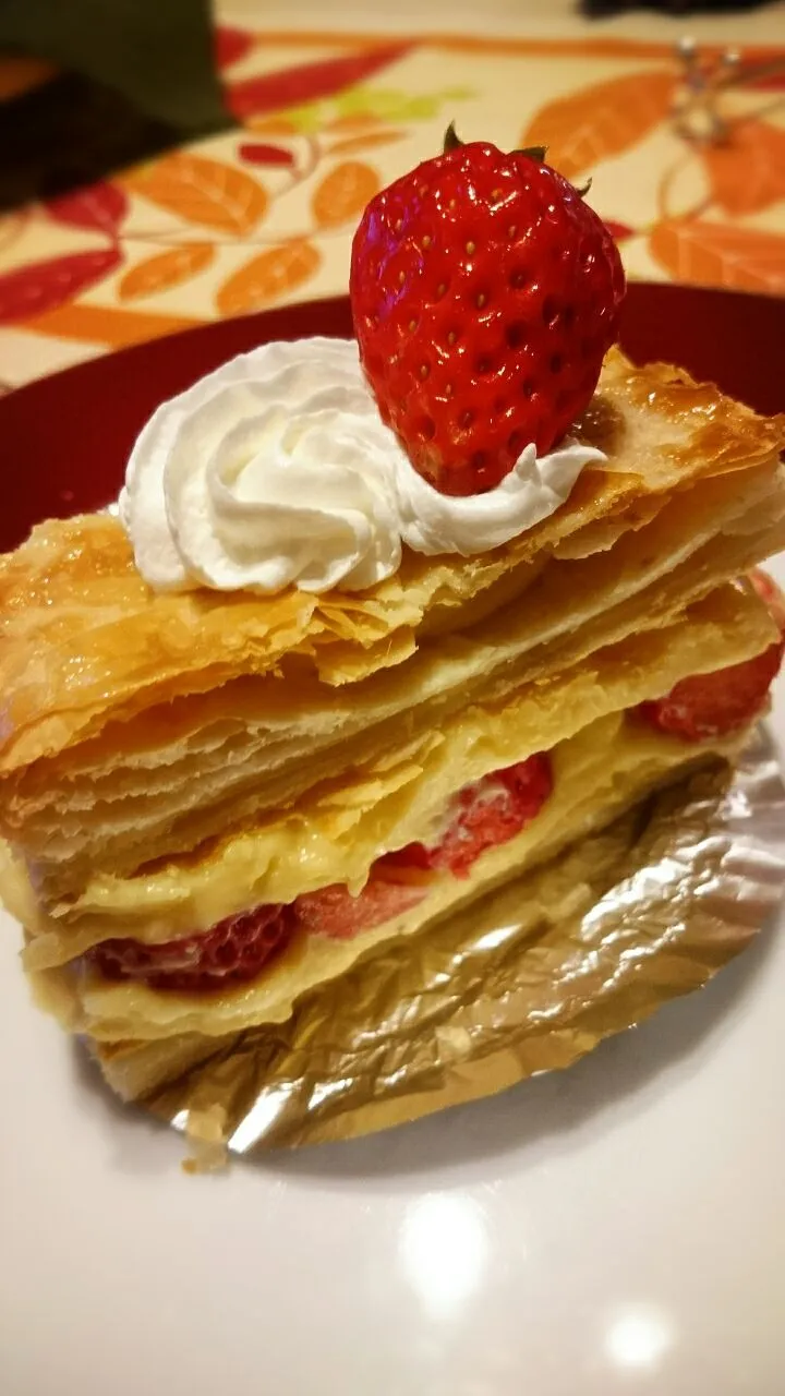 イチゴのミルフィーユ🍰冷凍パイシ―トで❗(^-^)v|ナムナムさん