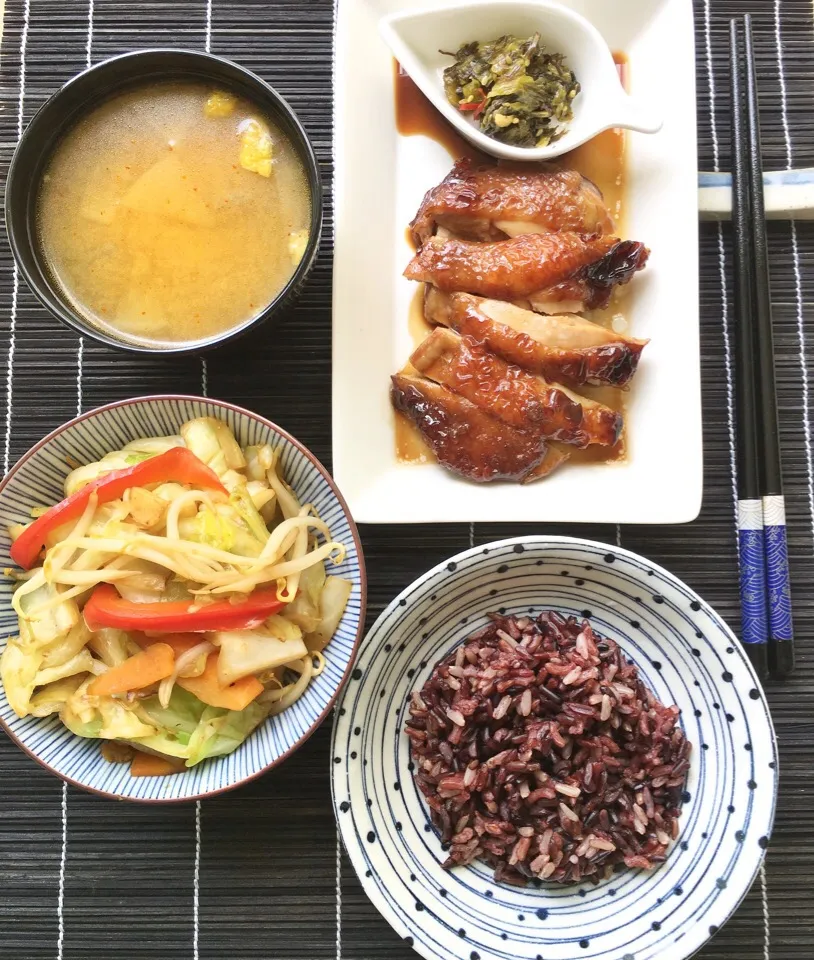 昼ご飯ー 鳥の照り焼き，野菜炒め，豚汁、漬物，玄米. Lunch of teriyaki chicken, vegetables stirfry, tonjiru, pickles and mixed grain rice|coxiella24さん