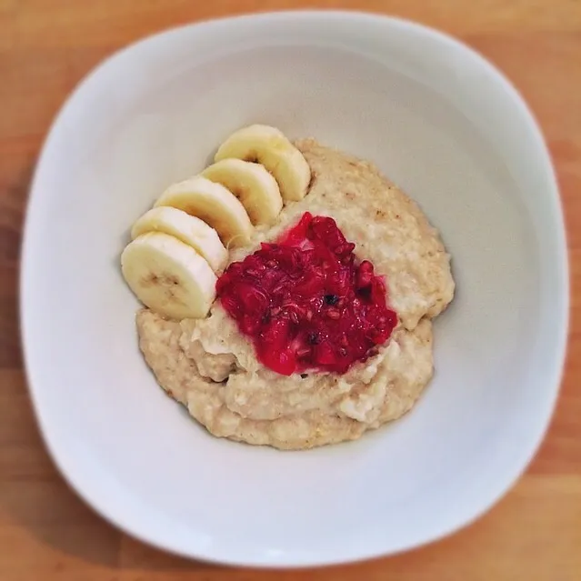 Porridge with banana and red currants|luluppnさん