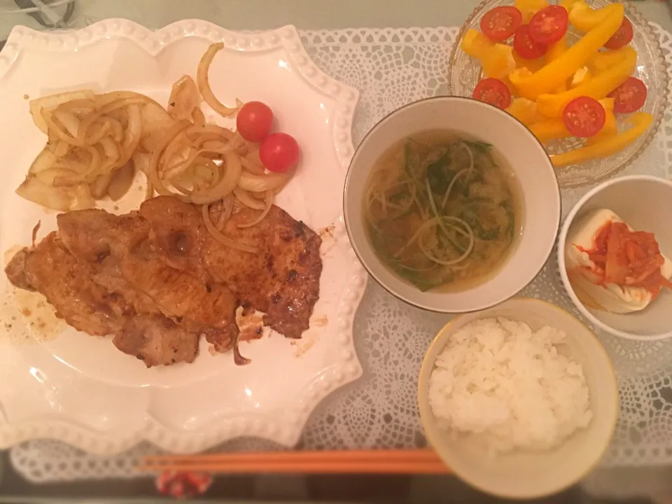 Snapdishの料理写真:豚の生姜焼き
キムチ豆腐
サラダ
お素麺入りお味噌汁|maiさん