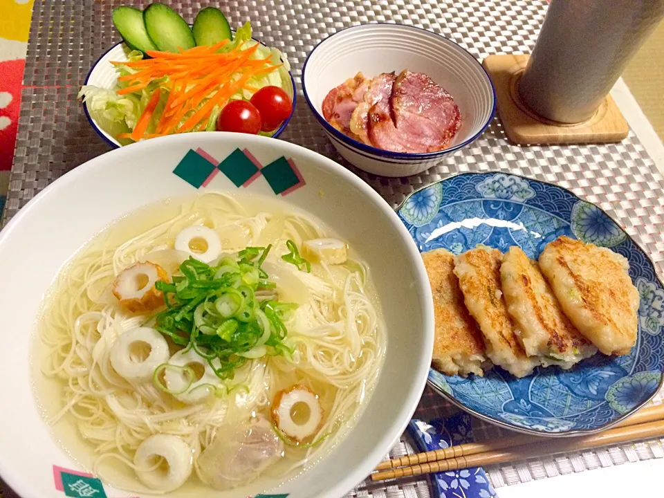 今日の夜ごはん〜(⊃´▿` )⊃

☆にゅうめん
☆大根もち(ツナ、ネギ入り)
☆ハム
☆サラダ(レタス、ニンジン、トマト)

気持ち、、ダイエットしてる😁笑|えりえいたさん