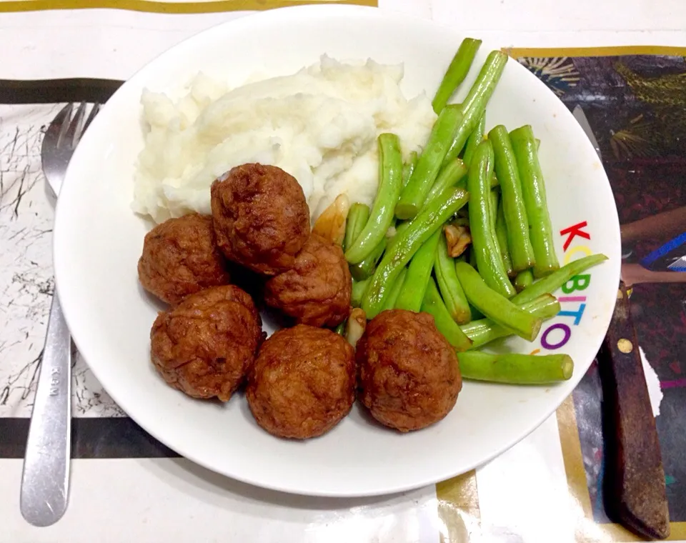 Meatballs with mashed potatoes and garlic sautéed string beans (everything homemade except for the meatballs)|Emmaさん